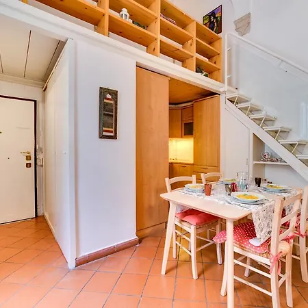 Mezzanine In Historic Palazzo Apartment Rome